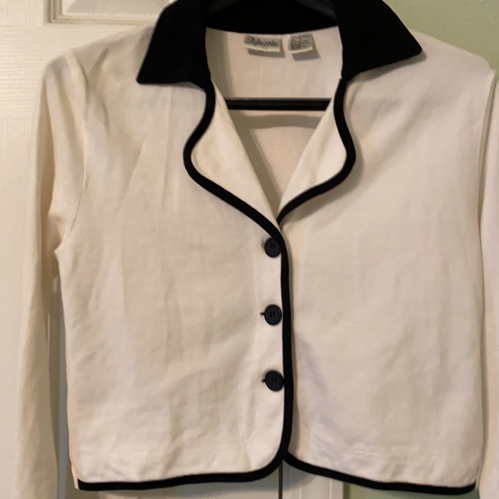 Size. 10 petite junior blazer (Used) runs small - Picture 7 of 8